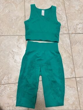 Yogalicious Teal Seamless High-Waist Leggings & Crop Tank Set, never worn!